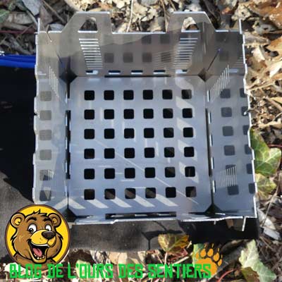 Réchaud à bois pliant Fabogliss inox entièrement monté pour bivouac et bushcraft.