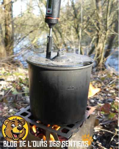 Ébullition d’eau sur réchaud à bois Fabogliss avec popote en bivouac.