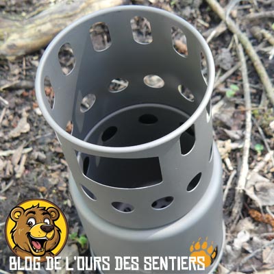 On ne peut plus simple à monter, le réchaud titane toaks au bois s'installe rapidement sur son lieu de bivouac