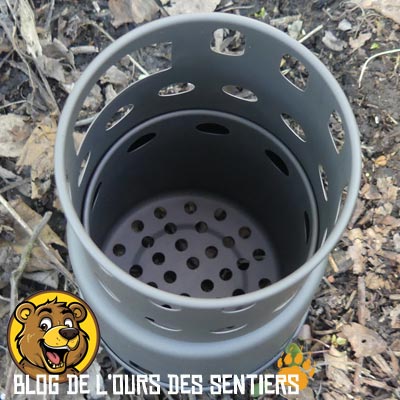 Une fois monté avec ses trois parties emboitées entre elles, le réchaud bois toaks représente une grande cheminée de combustion efficace