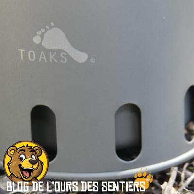 Le foyer de combustion du réchaud bois titane Toaks est très bien protégé par le cylindre extérieur