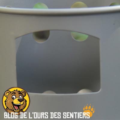 La grande fenêtre d'accès au ravitaillement de petit bois du réchaud titane Toaks est assez facile d'accès