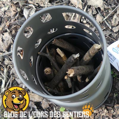 Pas facile de bien organiser le bois, combustible du réchaud titane Toaks