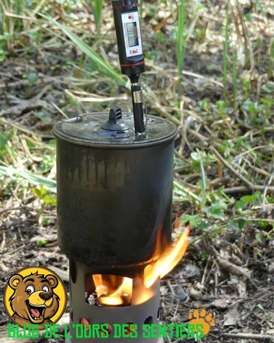 Pas très stable avec un pot de cuisson dessus, le réchaud titane au bois toaks risque de se renverser à tous moments