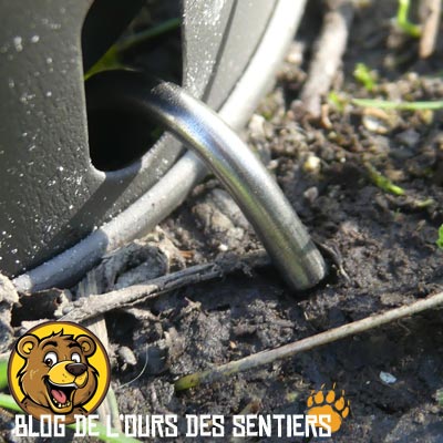La stabilité du réchaud bois Toaks étant peu importante, il est nécessaire d'accrocher votre système de cuisson au sol avec des piquets de tente par exemple