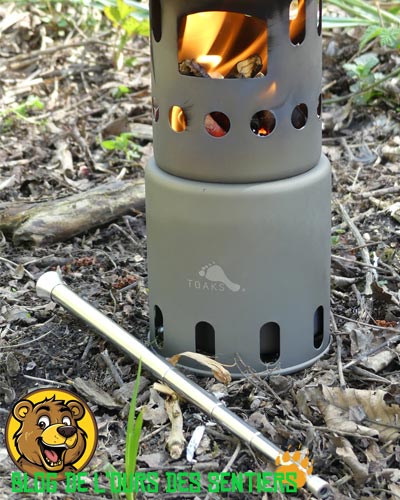 En cas de besoin, il est possible d'attiser le foyer de combustion du réchaud titane Toaks au bois avec un bouffadou télescopique