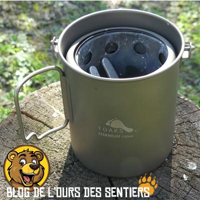 La conception en trois cylindres permet au réchaud Toaks de se ranger dans une popote en titane de 75 cl