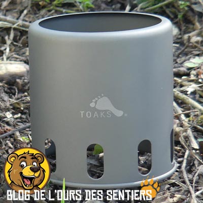 La base du réchaud Toaks au bois se compose d'un premier cylindre ajouré de fenêtres d'entrées d'air