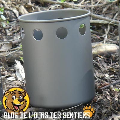 La partie centrale du réchaud bois Toaks est ajourée en partie haute pour permettre une optimisation de la combustion du bois