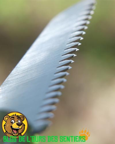 Le nombre de dents le long de la lame en acier carbone de la scie de poche pliable Opinel permet une coupe franche et précise du bois