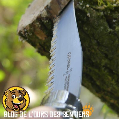 Certes robuste grâce à ason acier carbone, la lame plutôt fine de la scie repliable Opinel N12 risque de se courber et plier en cours de coupe