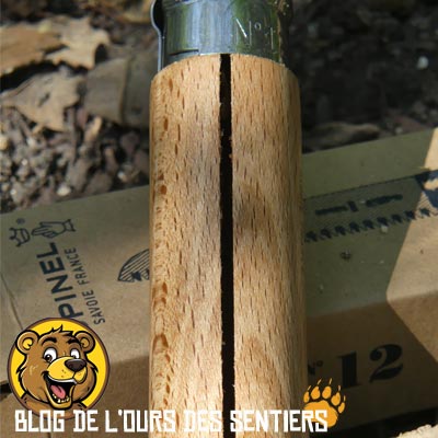 Une saillie présente dans le manche de la scie de poche Opinel permet de ranger la lame tranchante dentée en toute sécurité