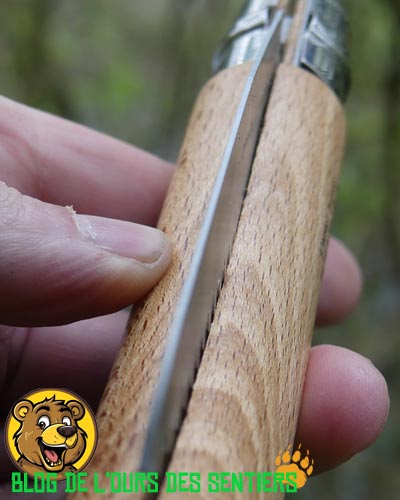 La lame dentée de la scie de poche Opinel N12 est trop fine ce qui peut entrainer des déformations lors de son utilisation