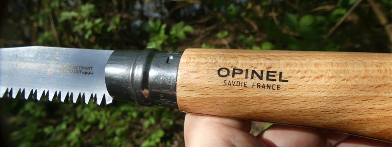 Opinel France, propose une scie de poche très efficace et robuste, testée et approuvée par l'ours des sentiers, le blog des amateurs de bivouac bushcraft