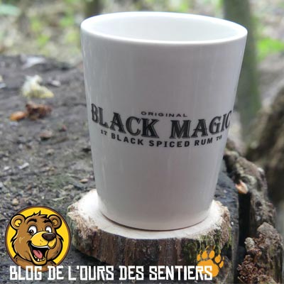 Les sections de coupe de branches font de la scie de poche N12 Opinel l'une des meilleures scies pour les randonneurs bushcraft