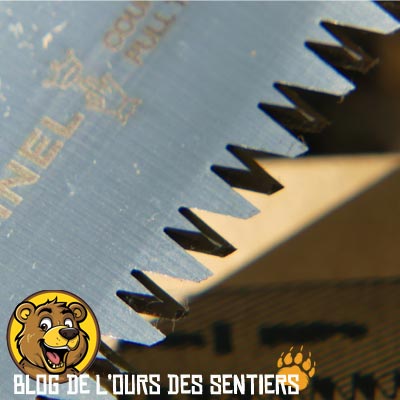Les dents acérées de la scie pliante opinel N12 permettent une coupe très fine du bois dur