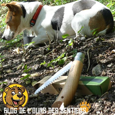 La scie portable Opinel N12 possède une lame dentée repliable dans le manche en bois de hêtre vernis
