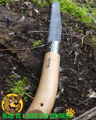 Dans sa longueur, la scie pliante Opinel N12 représente un bel outil de coupe pour le petit bois en bivouac bushcraft