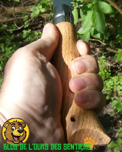 Le manche en bois de hêtre vernis de la scie de poche repliable Opinel N12 permet une très bonne prise en mains