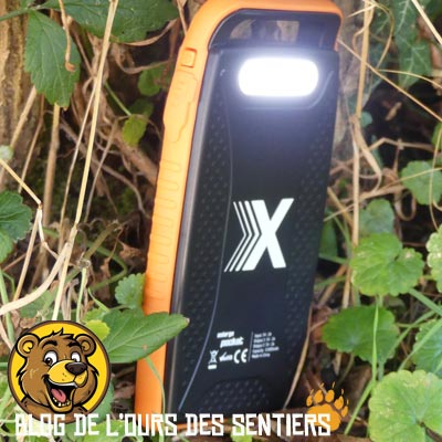 pratique et puissante la lampe led intégrée au solargo pocket pour s'en servir de lampe torche