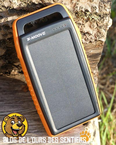 Compacte, la batterie Powerbank externe avec panneau solaire intégré (type Solargo Pocket X-moove 10.000 mAh permet une grande autonomie en randonnée