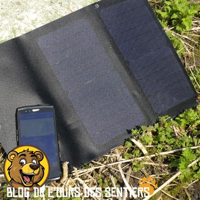 Les panneaux solaires portables à volets dépliants permettent d'avoir une grande surface de réception et un gain de volume par rapport au rangement dans son sac à dos