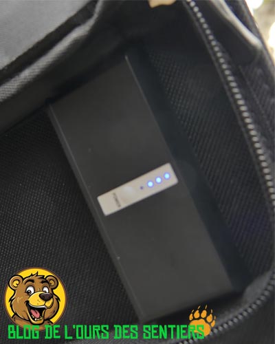 Puissant avec ses 12 watts solaire, le panneau solaire pliant Solargo Trek X moove comporte une batterie de 10.0000 mAh d'intégrée