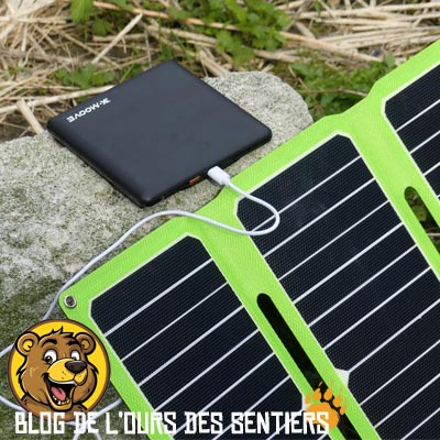 Vue d'un panneau solaire avec recharge parallèle d'une batterie externe