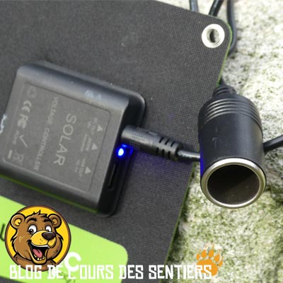 Si besoin, pour recharger certains équipements électroniques, certains chargeurs solaires proposent une sortie 12 volts par prise allume cigare