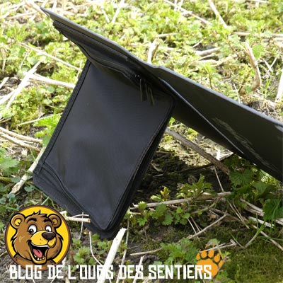 Pour permettre une installation facile au sol et une bonne orientation du panneau solaire face au soleil, certains modèles proposent un support amovible