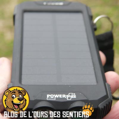 La batterie powerbak Powerplus de 10.000 mAh est équipée d'un petit panneau solaire pour la rendre autonome en trek