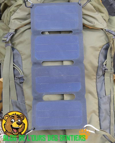 Placé sur la face verticale d'un sac à dos, le panneau solaire portable a de grandes chances d'être très mal exposé au soleil et de vous décevoir