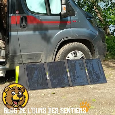 Sous forme de valise dépliable, le panneau solaire Nomad 100 de goal zero est adapté aux expéditions et vanlife