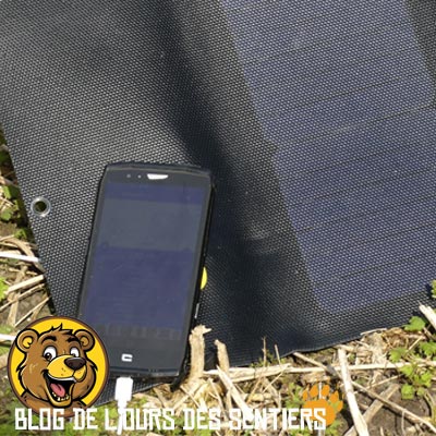 En randonnée, avec un panneau solaire portable, il est assez facile de recharger son téléphone
