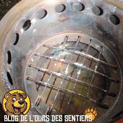 facile à nettoyer de ses cendres parfaitement brulées, le solo stove est un réchaud aisé d'entretien