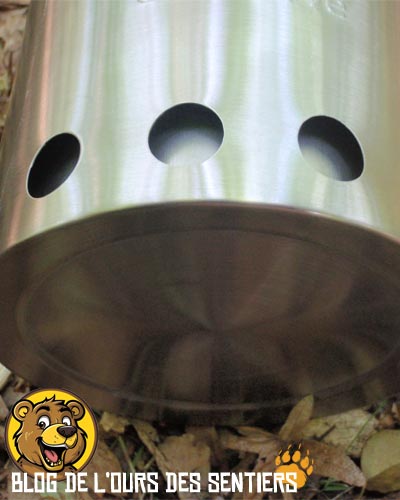 entrée d'air dans la double paroi du réchaud solo stove, le meilleur rechaud à bois pour bivouac