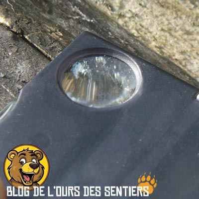 La petite loupe intégrée est en verre de qualité dans la carte outils Victorinox Swiss Card Lite