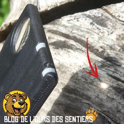 En verre de qualité, la petite loupe de la swisscard lite de victorinox pourra être utilisée pour allumer un feu avec du papier amadou