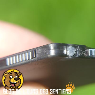 Une petite lampe LED est intégrée dans la carte outils Victorinox. Pas très puissante mais suffisante pour éclairer une serrure