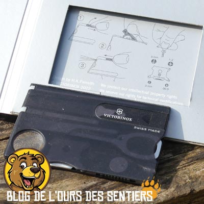 Rangée dans un carton adaptée, la carte multi fonctions swisscard lite victorinox représente un petit livret original