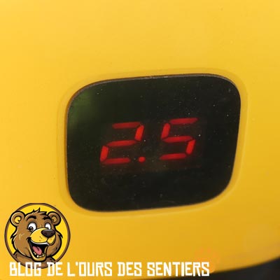 L'affichage numérique du panneau solaire Xmoove Trail 21W permet de visualiser en direct la production d'élecricité solaire