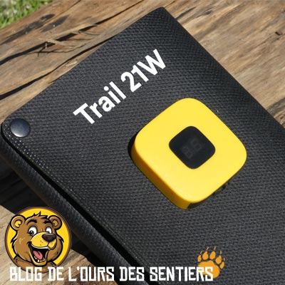 Test par l'ours des sentiers, le blog des randonneurs et voyageurs sur le panneau solaire pliable et portable trail 21w xmoove