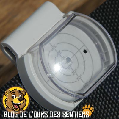 Un accessoire EcoFlow avec viseur permet de bien orienter les panneaux solaires face au soleil en vue d'optimiser le rendement de production électrique