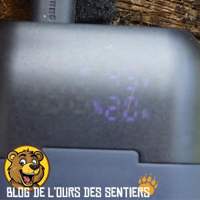 La batterie portable en charge sur le panneau solaire xmoove trail 21W affiche le taux de charge direct en instantané