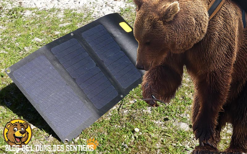 Robuste et très puissant, le panneau solaire X-Moove Trail 21W est certainement l'un des meilleurs panneau solaire du marché de la randonnée et des voyages