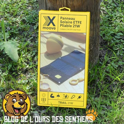 Conditionné dans un emballage carton, le chargeur solaire XMoove Trail21W est puissant avec sa grande capacité de production électrique