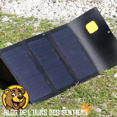 Dépliable en quatre volest dont trois avec cellules photovoltaiques, le panneau chargeur solaire trail 21w xmoove est plutot léger pour randonner
