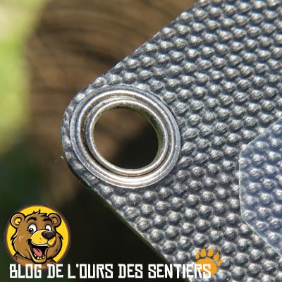 La présence de trois œillets de fixation par mousqueton confère au chargeur solaire nomade trail 21w xmoove une capacité d'accroche sur sac à dos avec des mousquetons