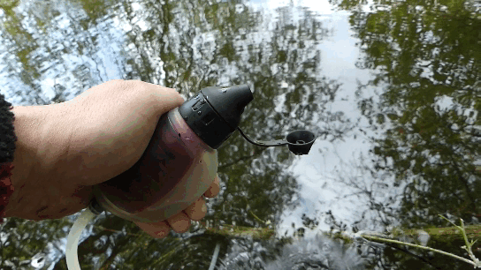 Presser sur la pompe du filtre trailshot MSR entraine automatiquement l'aspiration de l'eau, sa filtration, et son écoulement après traitement