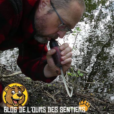 La conception du filtre portable MSR Trailshot permet de boire directement l'eau filtrée à la sortie au niveau de la tétine d'hydratation